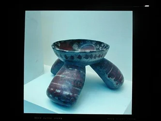 Olla trípode, 800-1200